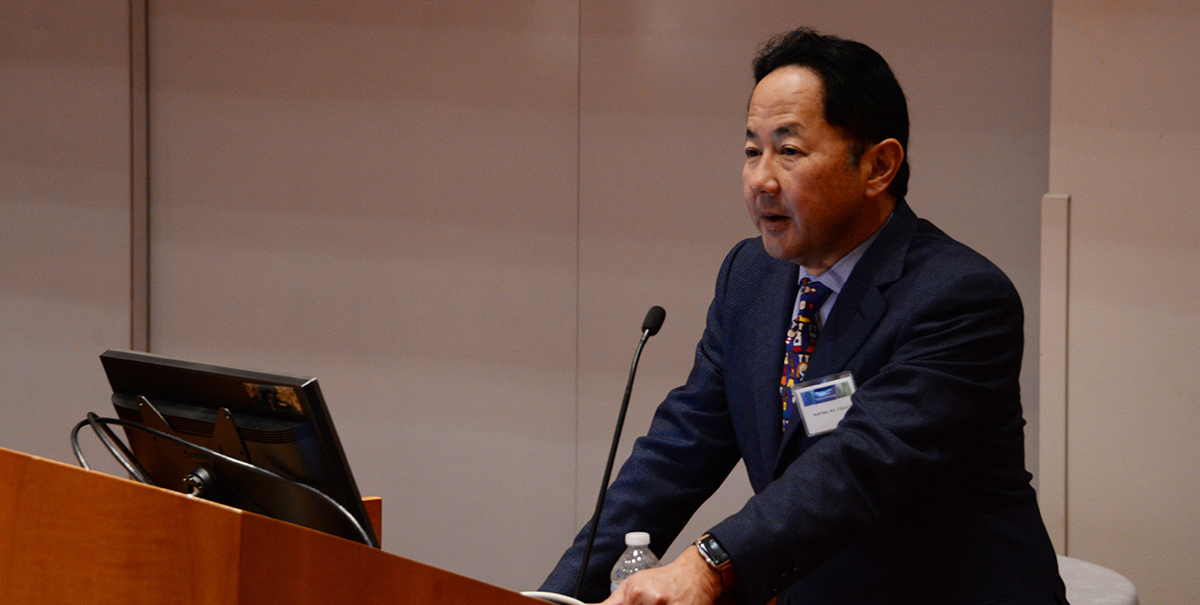 Dr. Oishi gives a presentation at a meeting. 