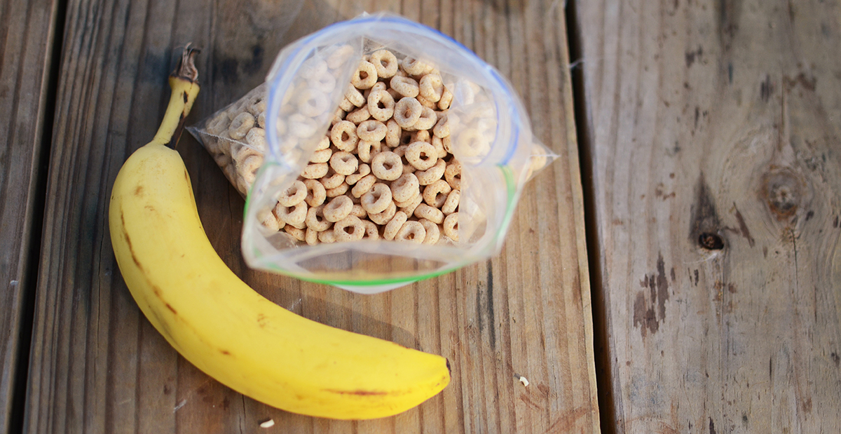Banana and cereal are nutritious snacks. 